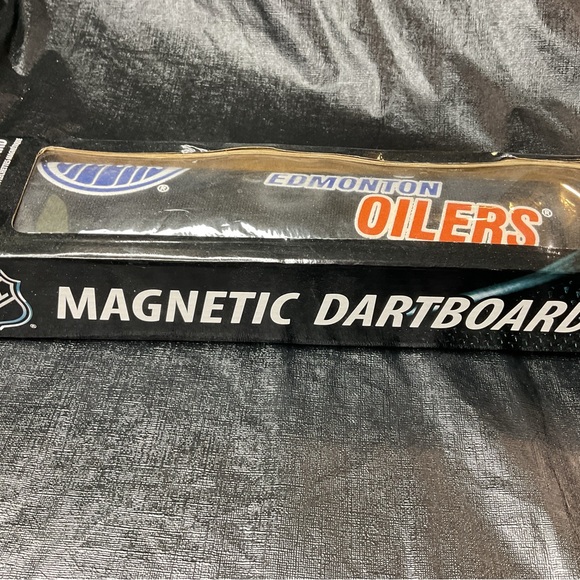 Vintage Edmonton Oilers Magnetic DART BOARD Wall Hanging Art NHL Rare New in
Box - Picture 4 of 7